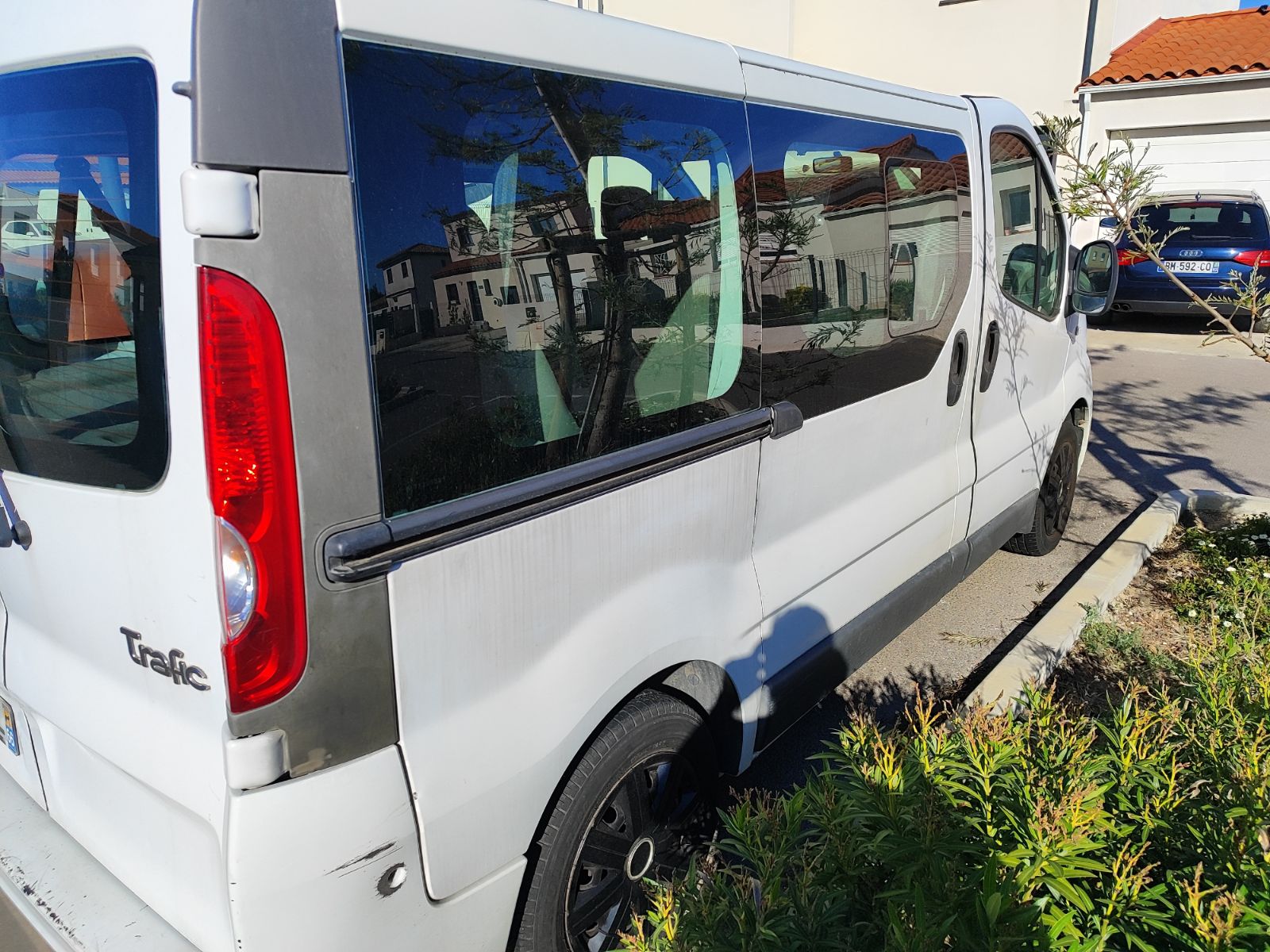 🚐 Louez un Renault Trafic 9 places – Confort & Espace au meilleur prix